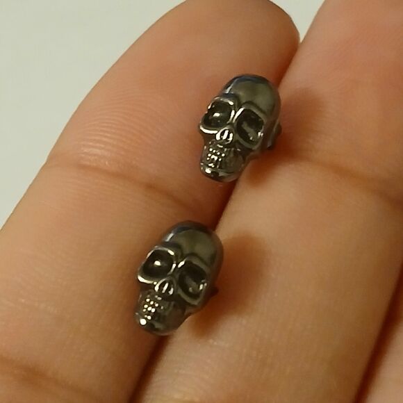 Black Metal Gothic Skull Mini Stud Earrings - Picture 6 of 7